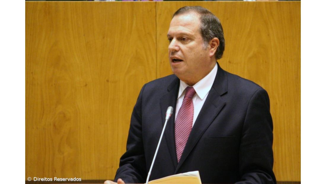 Carlos César desafia PSD a acabar com "hipocrisia"