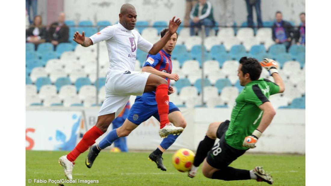 Leandro Tatu bisa na vitória do Santa Clara em Chaves