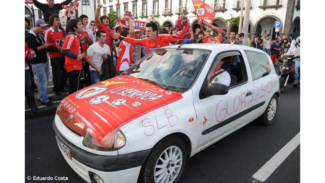 Onda encarnada inunda Ponta Delgada para celebrar o título