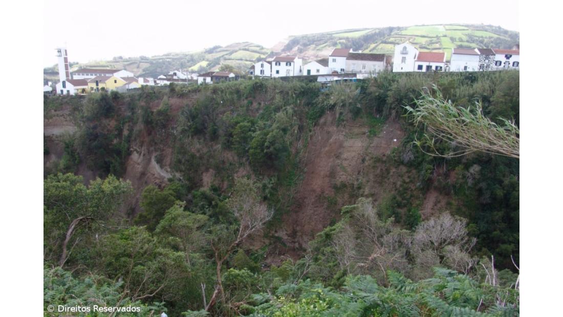 Instabilidade de talude obriga a deslocar moradores