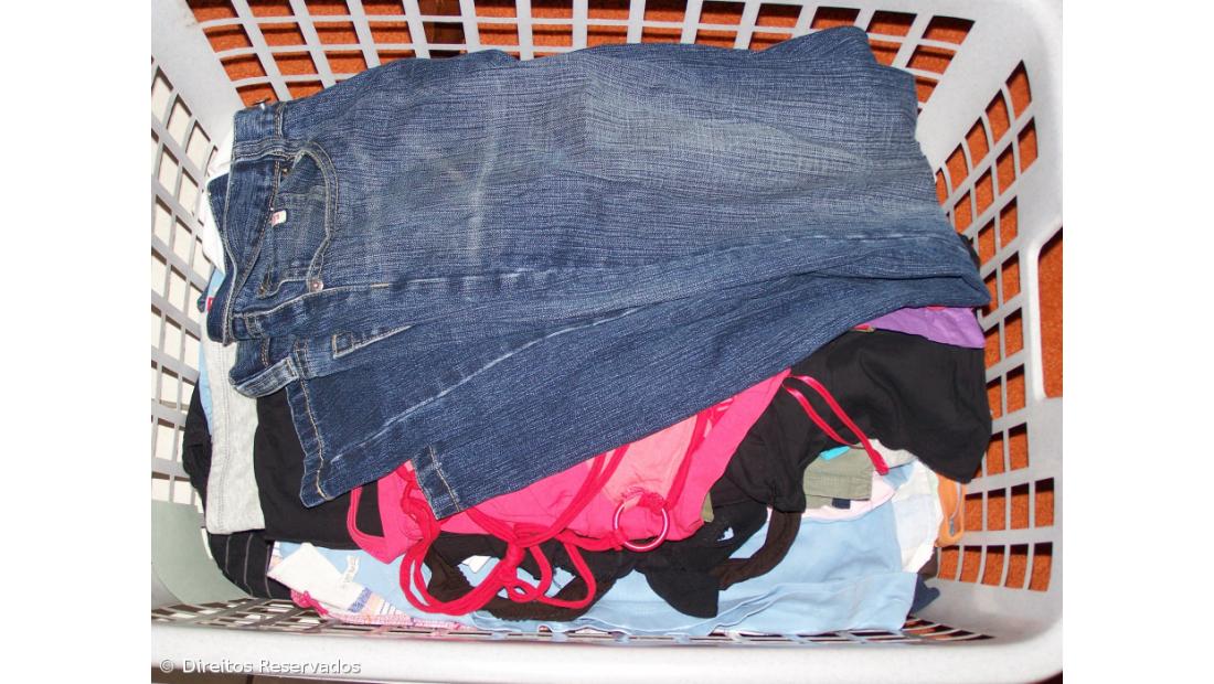 Classe média "envergonhada" é grande parte da clientela da loja de roupa doada da Cáritas 