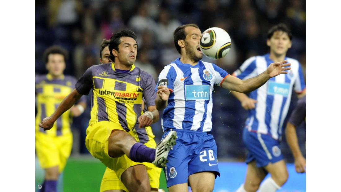 "Hat-trick" de Walter na tranquila qualificação do FC Porto