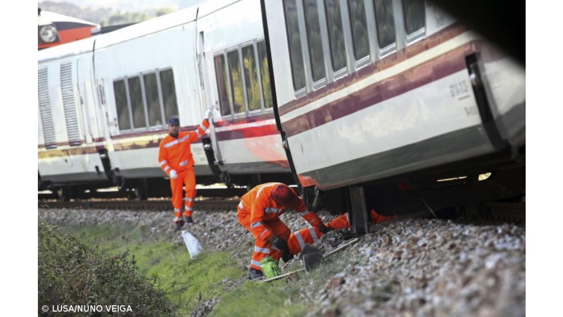 Duas carruagens de comboios descarrilaram sem provocar ferimentos nos 45 passageiros