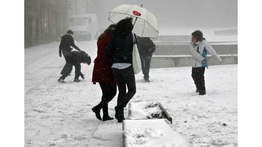 Aulas suspensas em cerca de 50 escolas devido à neve