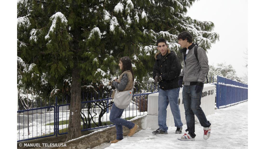 Escolas e estradas cortadas devido à neve