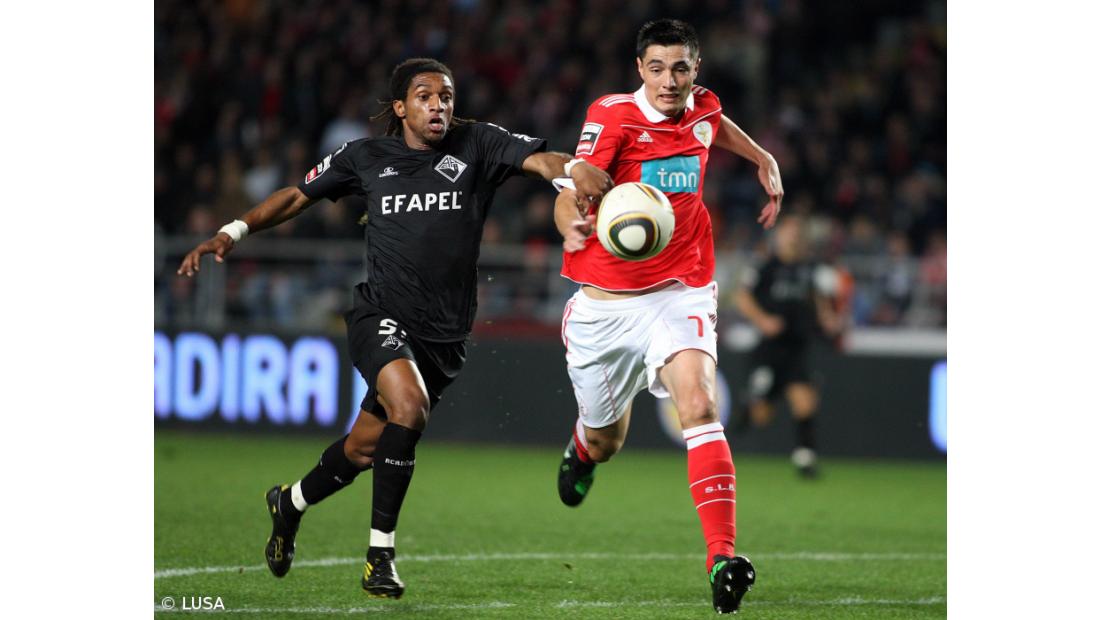 Benfica passa com dificuldade no "exame" duro de Coimbra