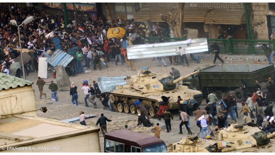 Um militar morto e mais de 400 feridos nos confrontos da praça Tahrir