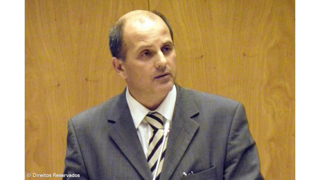 Parlamento contra "voragem" de fecho de serviços pelo Governo da República