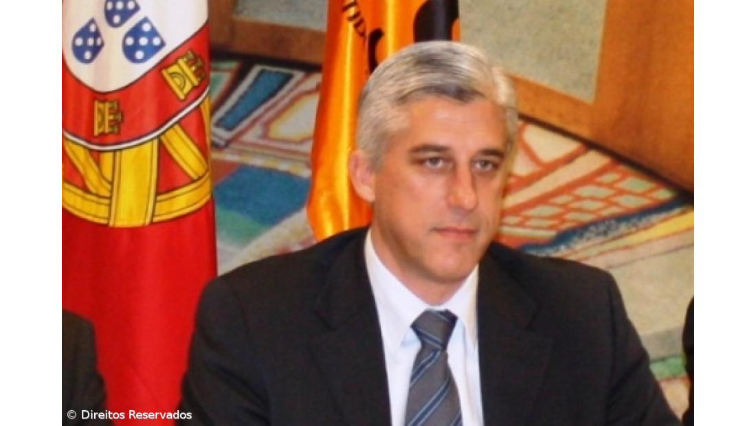 PSD desafia Governo a cortar nos excessos 