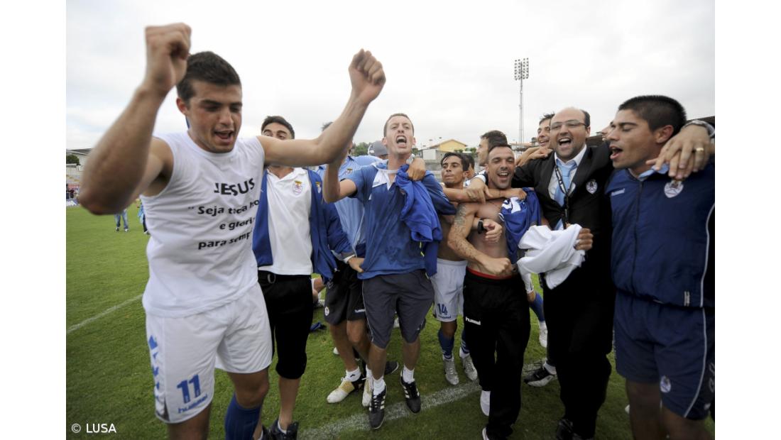 Feirense assegura subida com dois golos de Henrique na vitória sobre o Aves 