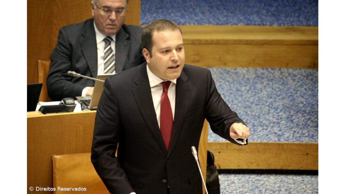 PS diz que a proposta do PSD para reduzir os impostos nos Açores "é uma brincadeira"