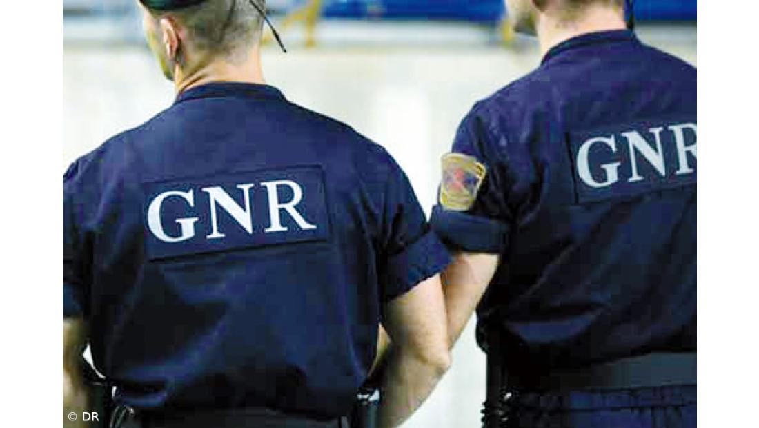 GNR sensibiliza emigrantes portugueses sobre regras para regularizar armas