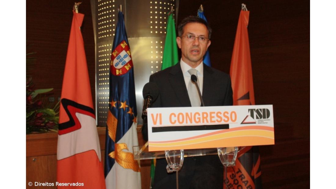 Governo dos Açores apresenta "falsas desculpas" para desemprego