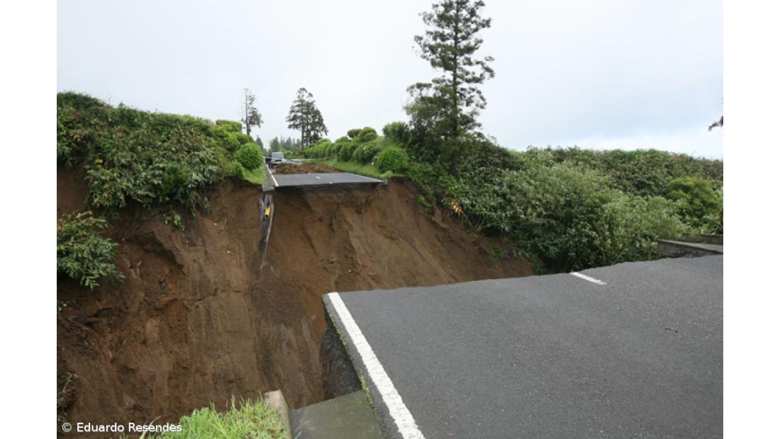 Estrada entre  Vigia das Feteiras e a Vista do Rei interrompida