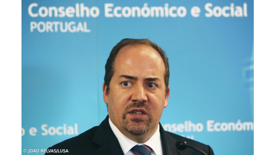 Ministro da Economia admite negociar com a 'troika' estímulo ao investimento 