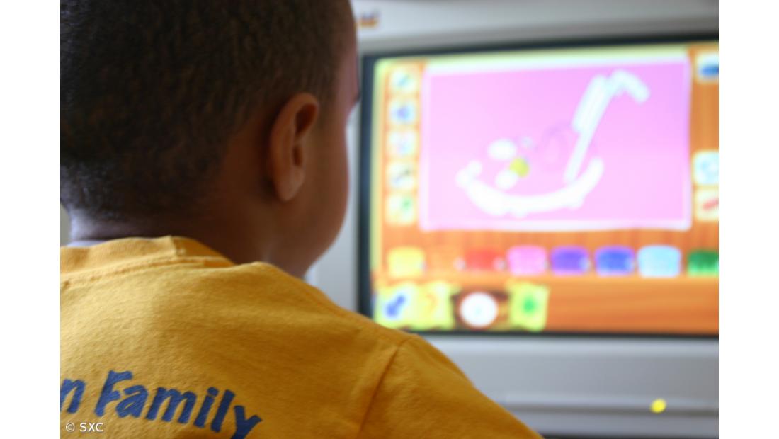 Aumenta número de crianças que passam mais de uma hora por dia a jogar computador