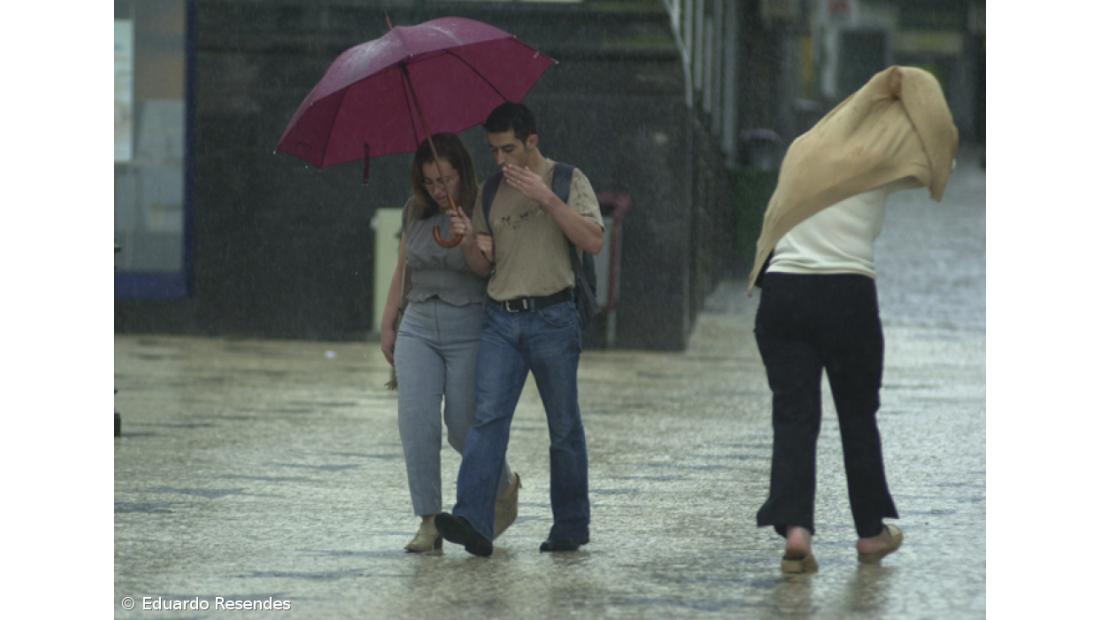 Sete ilhas dos Açores sob aviso amarelo até terça-feira devido ao vento e à chuva