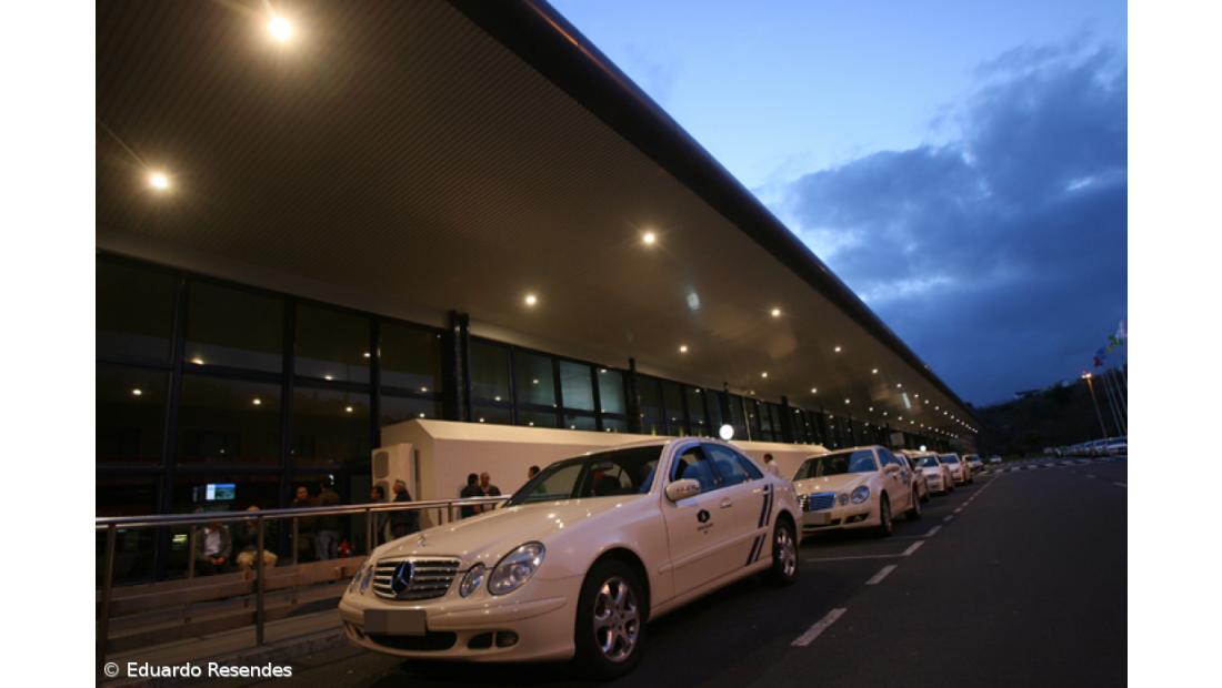 Taxistas bloqueiam viatura da UTC no aeroporto