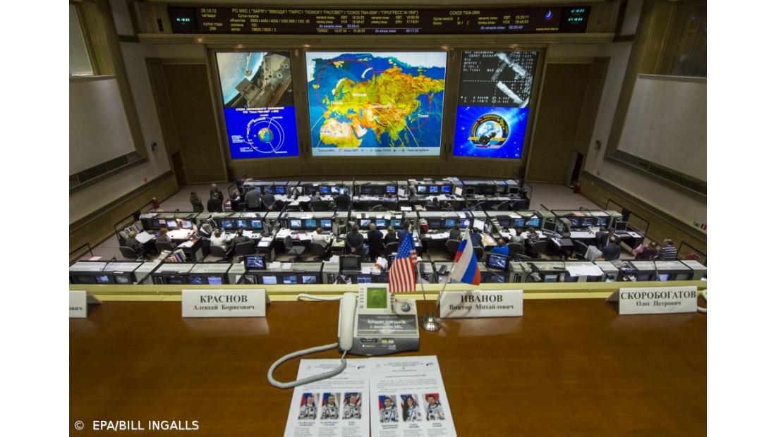 Nave espacial "Soyuz" com três astronautas chega à Estação Espacial Internacional
