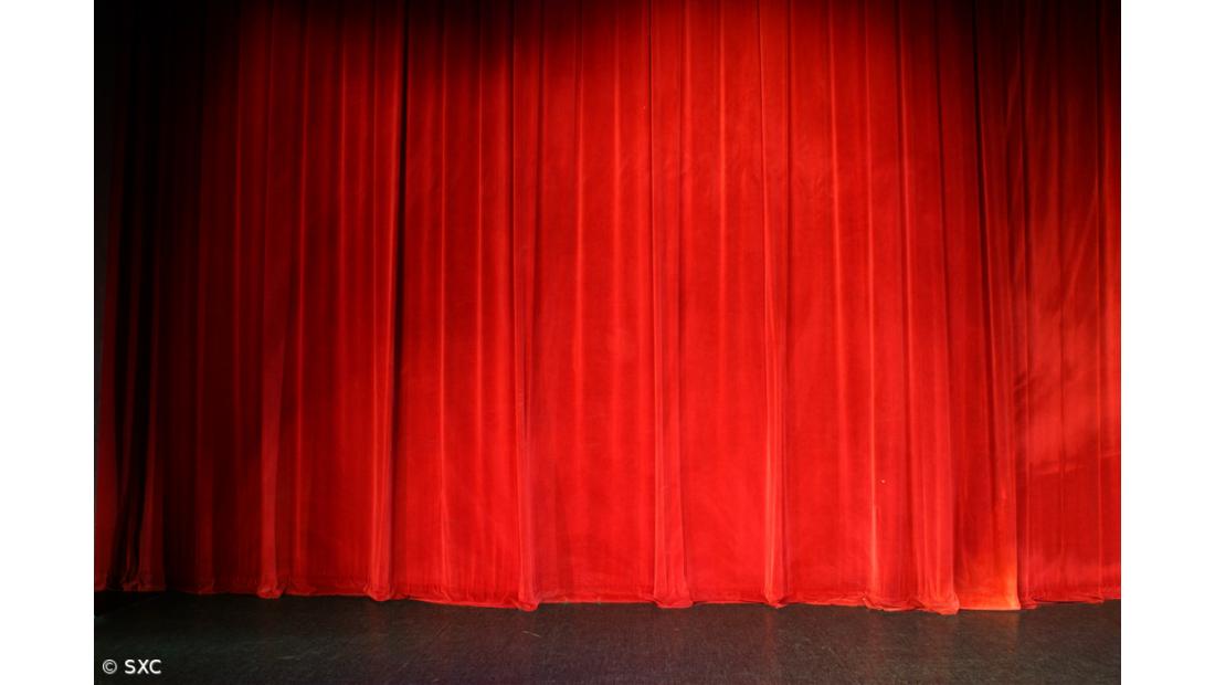 Jovens com problemas de exclusão social 'aproximam-se' da comunidade com peça de teatro