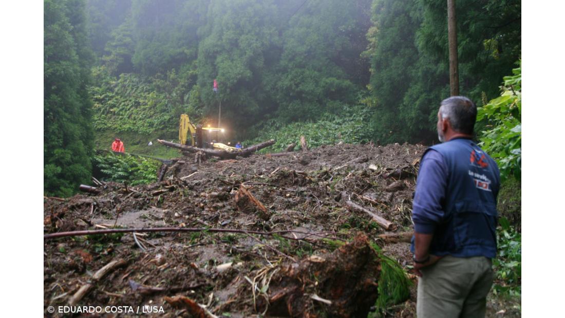 Pedras, terra e árvores cobrem estrada no Lombo Gordo