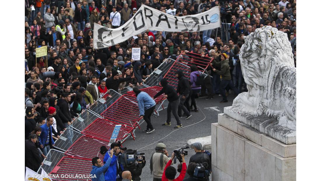 Milhares de pessoas junto ao parlamento