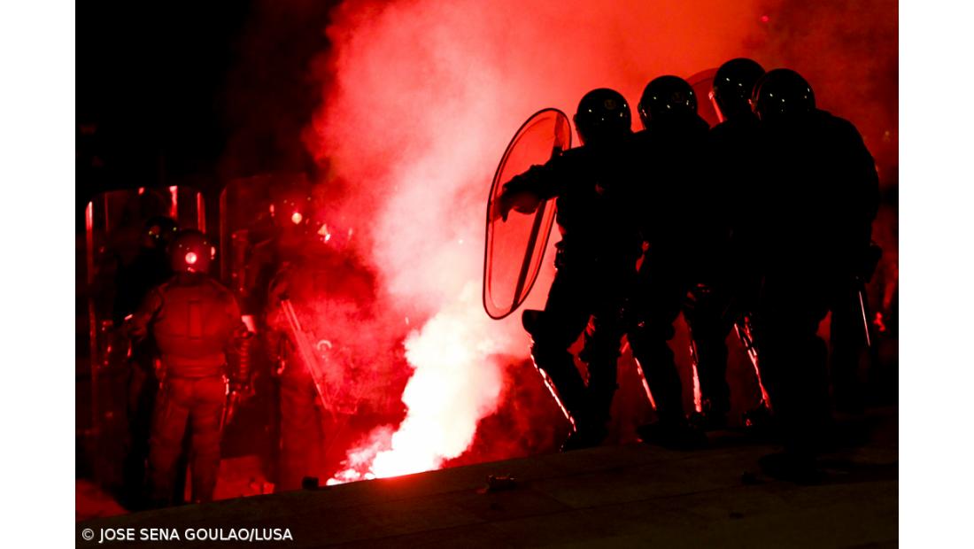  Polícias junto ao parlamento alvo de chuva de pedras 