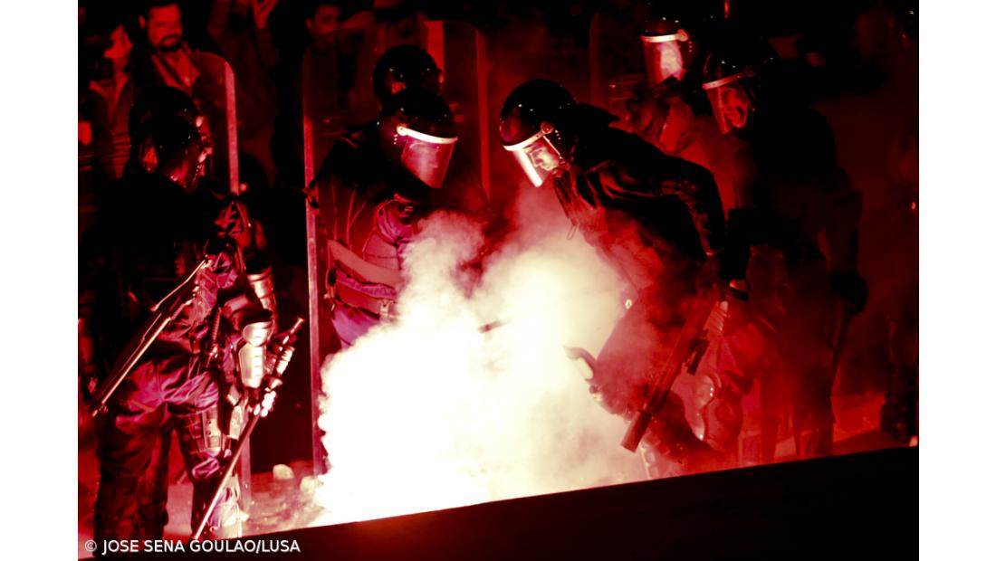 Carga policial contra manifestantes junto ao parlamento