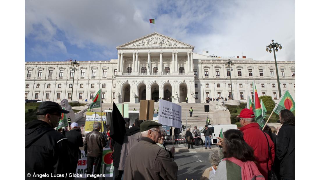 Milhares de pessoas contra orçamento à porta do Parlamento