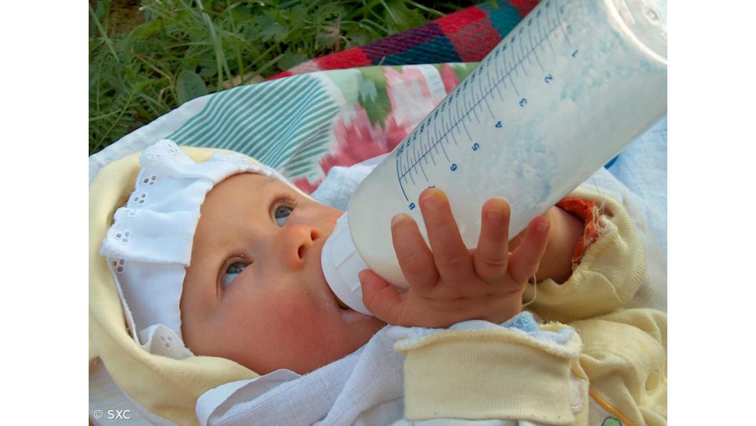 Leites em pó para bebés podem ter bactérias, OMS recomenda cuidados na preparação