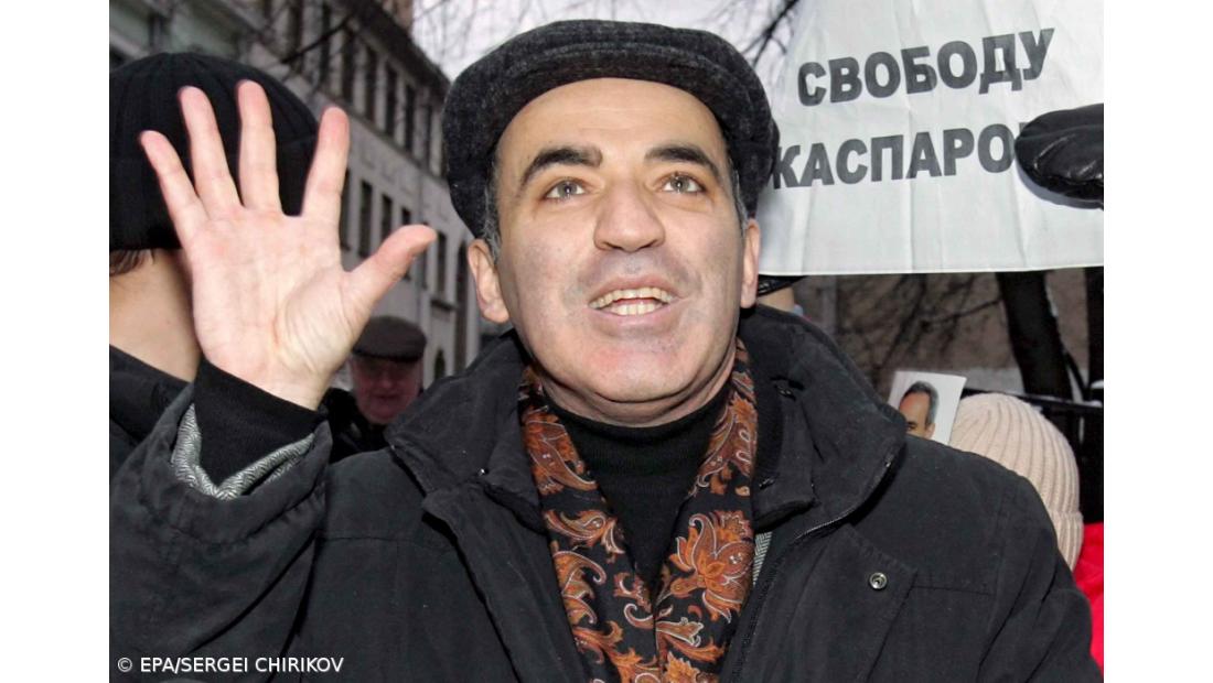 Kasparov sai em liberdade e promete continuar a luta