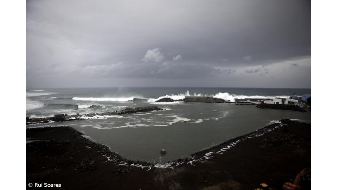 Pescadores de Rabo de Peixe insistem na insegurança do porto ampliado há um ano
