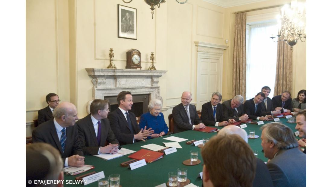 Isabel II assiste pela primeira vez a uma reunião do Governo britânico