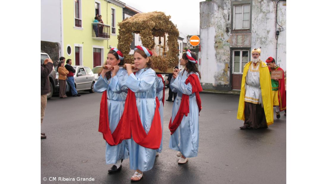 Hoje é Dia de Reis, de cantares, de bolos e de prendas, como manda a tradição
