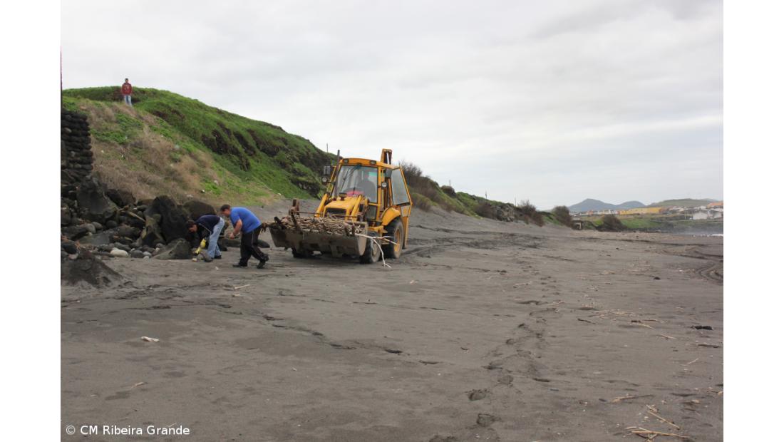 Ribeira Grande recolheu 10 toneladas de detritos nas praias de Santa Bárbara e Monte Verde