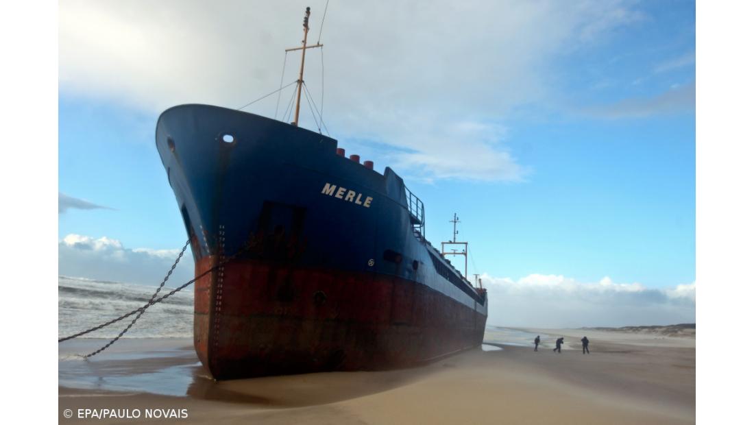 Navio encalhado ao largo de Aveiro