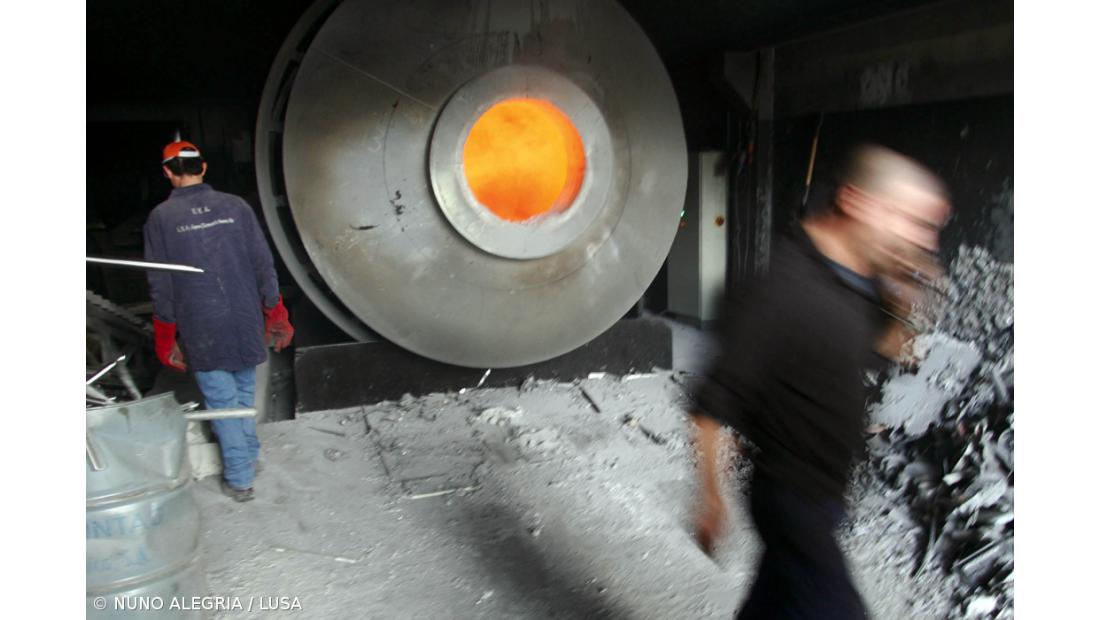 Explosão em fábrica faz dois feridos graves