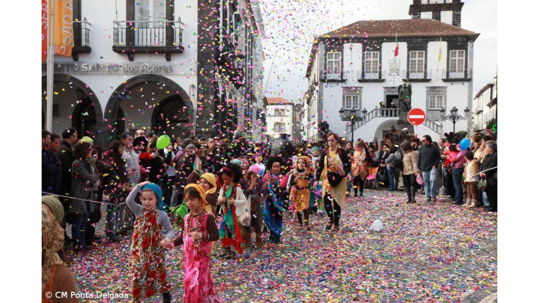 Corso de carnaval sai à rua na sexta-feira