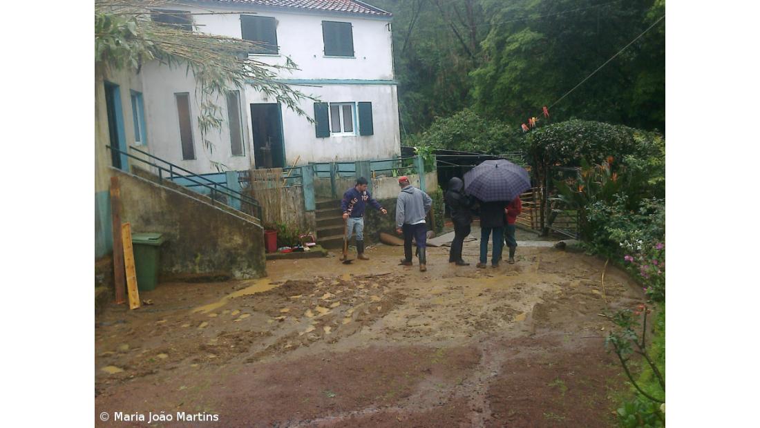 Mau tempo interrompe estradas e arrasta carros
