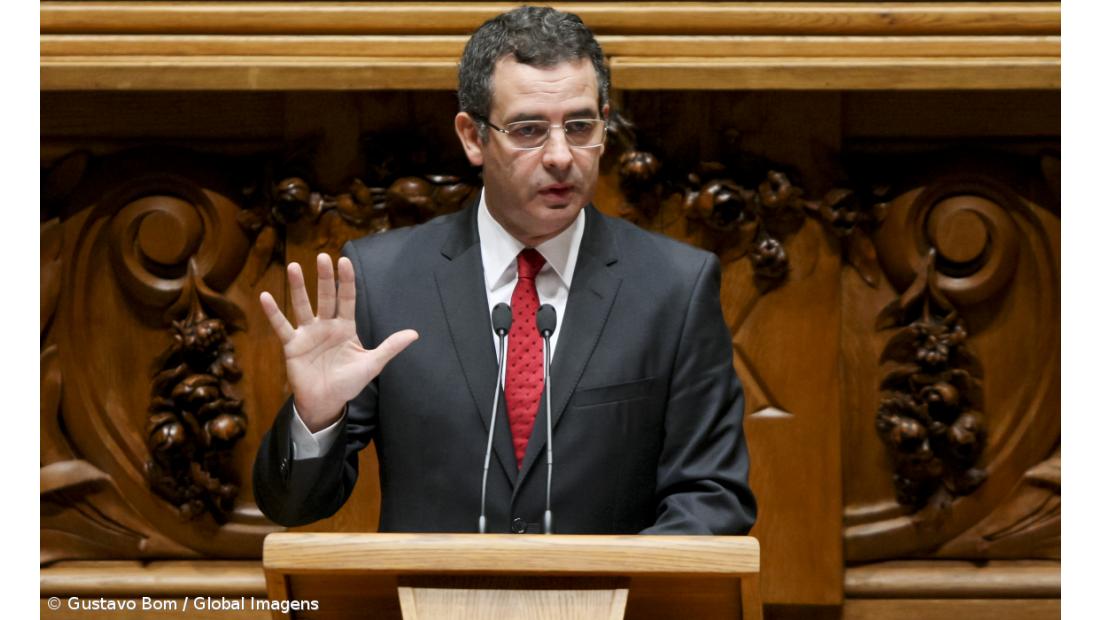 Líder do PS votou a favor dos projetos sobre co-adoção e adoção por casais do mesmo sexo