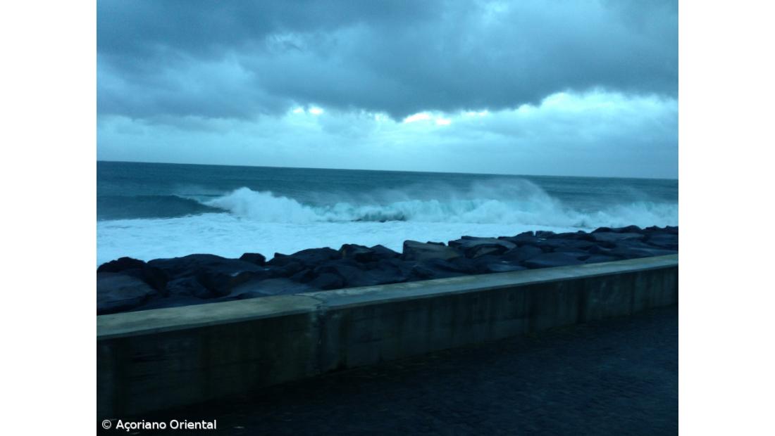 Autoridades alertam para agitação marítima em sete ilhas dos Açores
