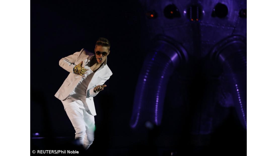 Justin Bieber cantou para sobreviventes do tufão Haiyan nas Filipinas