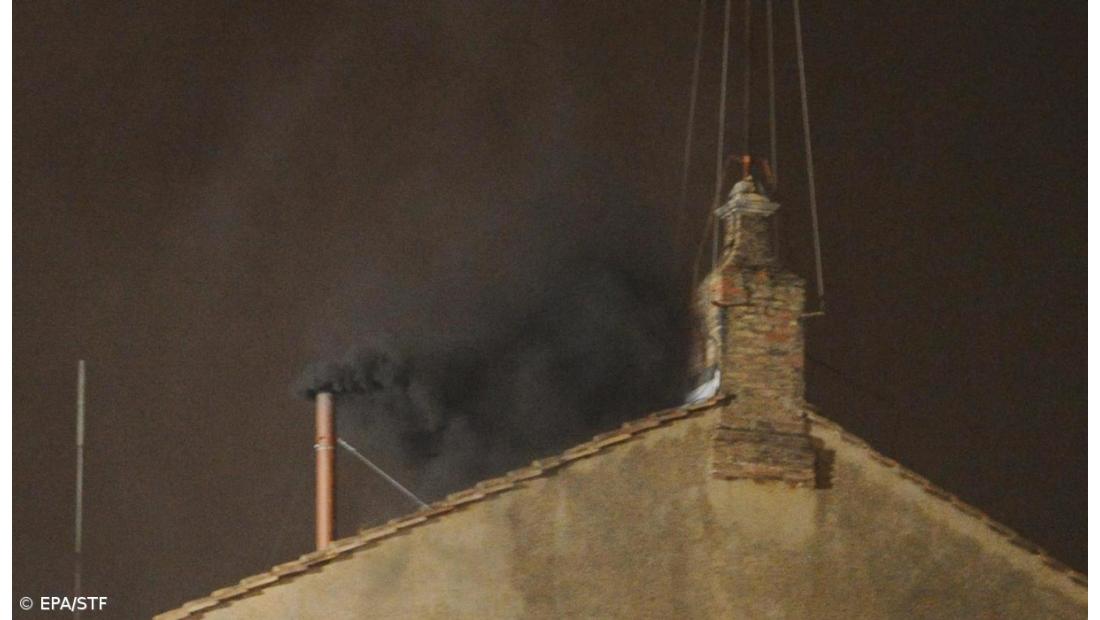 Fumo negro na chaminé do Vaticano