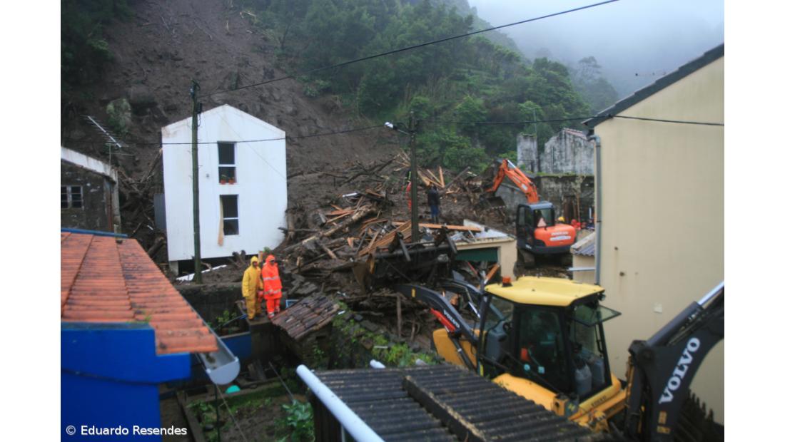Mais de 50 bombeiros procuram desaparecidos no Faial da Terra