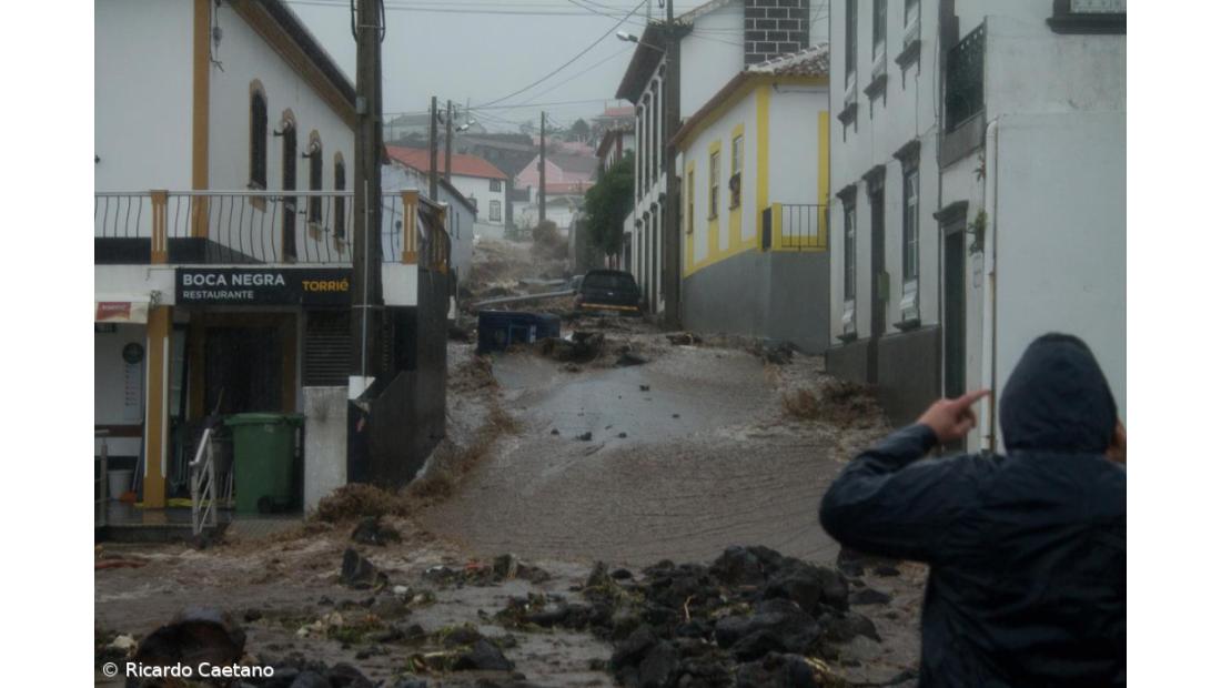 Estragos em Porto Judeu após o temporal (vídeo)