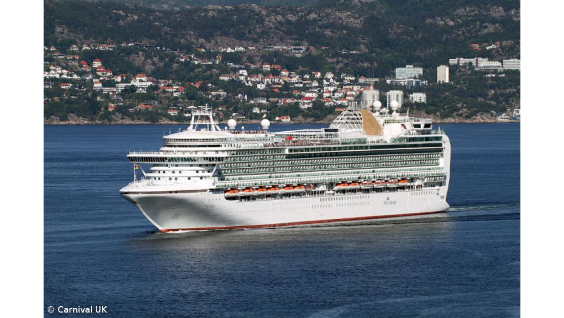 Navio de cruzeiros Azura em Ponta Delgada