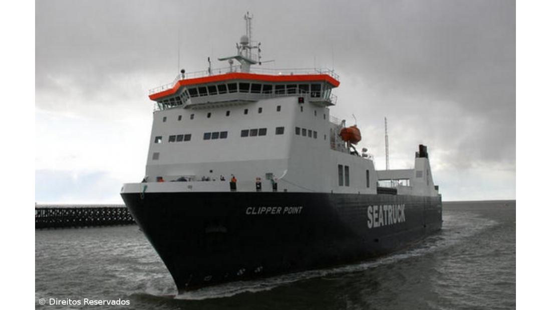 Carros dos pilotos do SATA Rallye Açores a caminho de Ponta Delgada