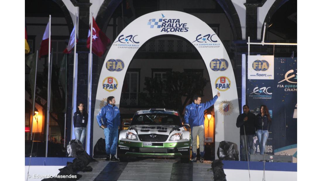 Milhares de pessoas na apresentação dos pilotos do SATA Rallye