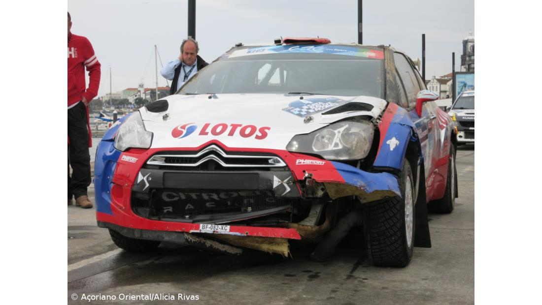 Kubica capotou nas Feteiras