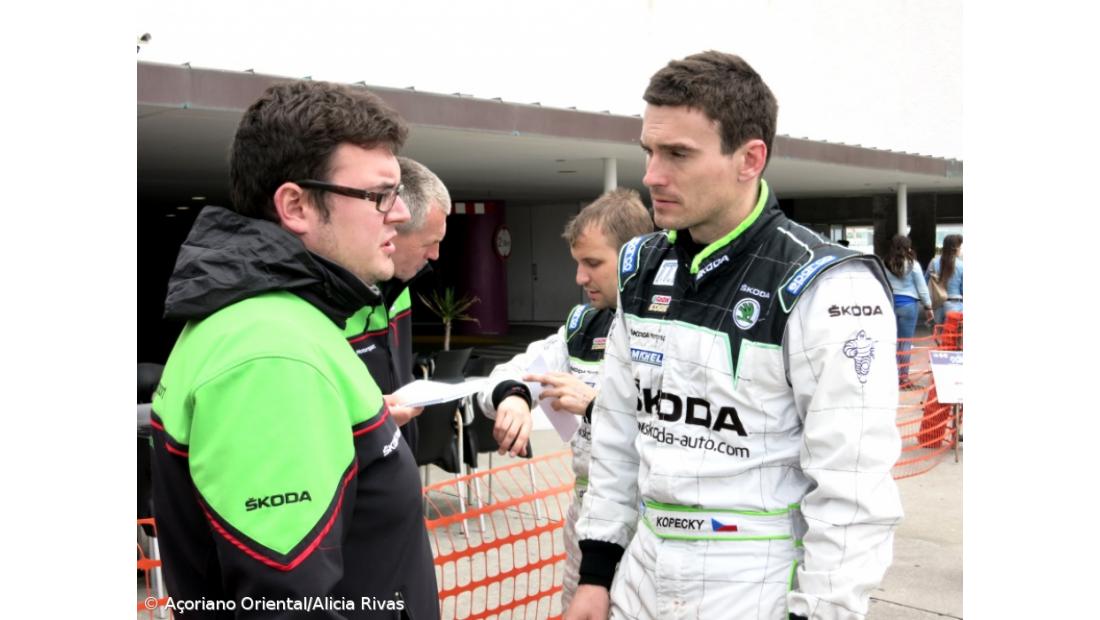 Líderes pouco faladores no parque de assistência (fotos)